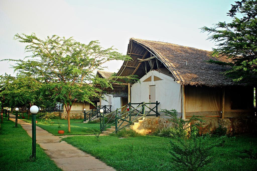 Manyatta Camp Hotel Voi Bagian luar foto