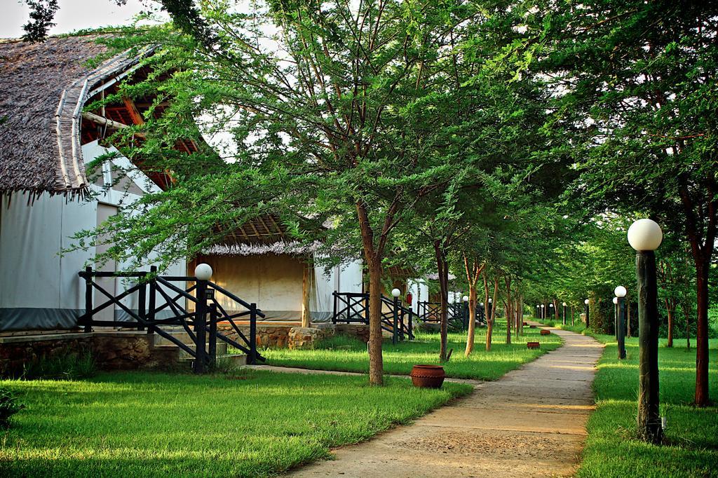 Manyatta Camp Hotel Voi Bagian luar foto